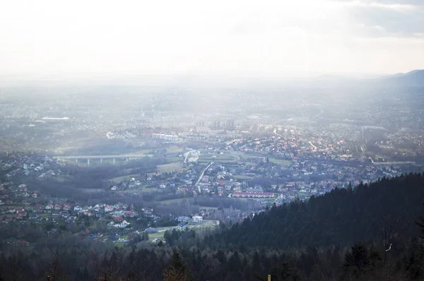 Vue d'une petite ville depuis le sommet des montagnes — Photo