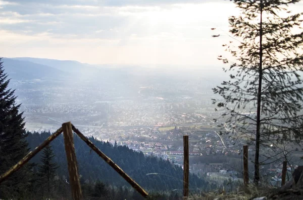 Vista de un pequeño pueblo desde lo alto de las montañas — Foto de Stock