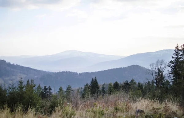 Landschap - uitzicht op de bergtoppen — Stockfoto