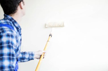 Bir duvar işçisi ev ressam boyalar 
