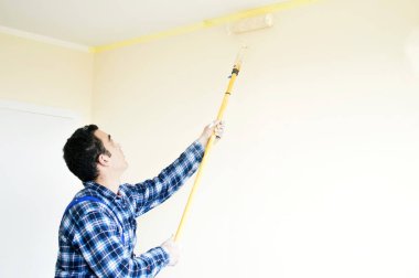 Bir duvar işçisi ev ressam boyalar 