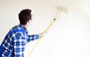 Bir duvar işçisi ev ressam boyalar 