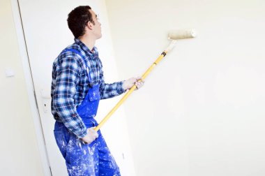 Bir duvar işçisi ev ressam boyalar 