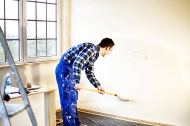 İşçi evi sarı duvarlar boyalı ressam 