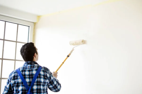 Proces malowania ścian w pokoju — Zdjęcie stockowe