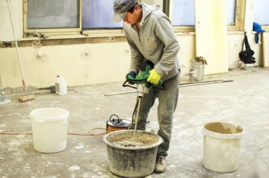 İnşaat için macun karışımı karıştırma işlemi 