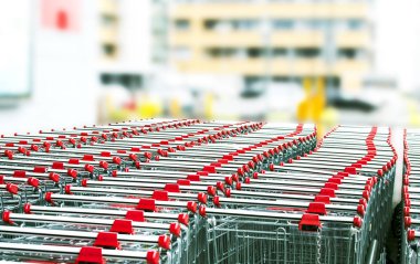 Metal Dükkanı arabaları üzerinde arka plan bulanık 