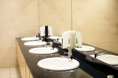 Lavabo aynaları ve sabun dağıtıcılar 