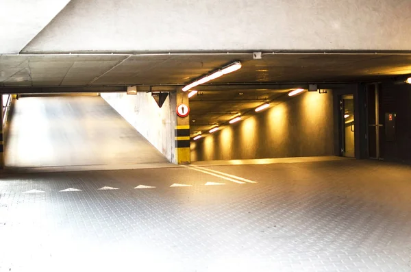 Parking souterrain pour l'éclairage des voitures — Photo