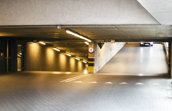 Estacionamiento subterráneo para iluminación de automóviles — Foto de Stock