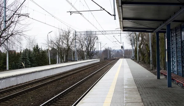 Tren istasyonu trenler için bekleyen — Stok fotoğraf