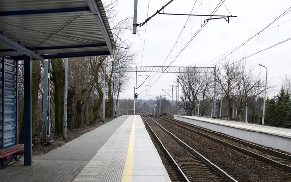 Tågstationen väntar på tåg — Stockfoto