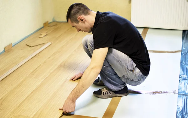 The process of installing laminate wooden on the floor — Stock Photo, Image