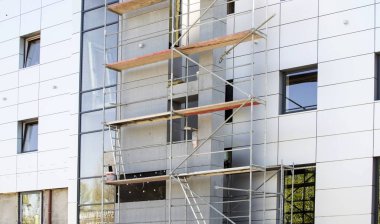 Doku - Metal iskele üzerinde bir bina 