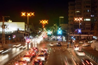 Şehrin sokaklarında gece görünümü 