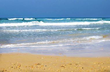 Sandy beach deniz zemin karşı 
