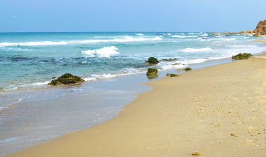 Sandy beach deniz zemin karşı 