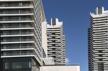 arka plan mavi gökyüzünde gökdelenler