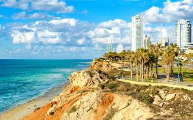 Manzara - deniz kıyısında bir tatil beldesi 