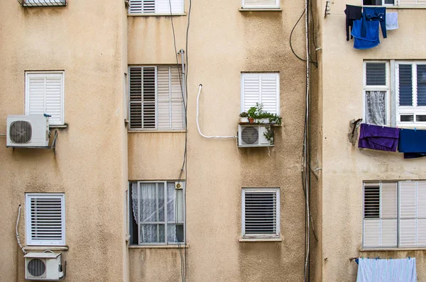 La pared de una casa de apartamentos — Foto de Stock