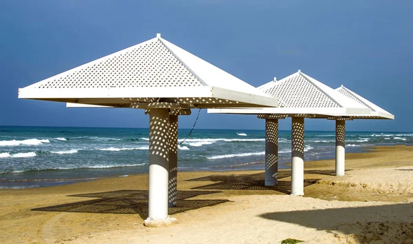 Ahşap beyaz plaj umbrell — Stok fotoğraf