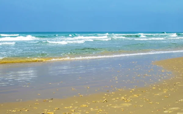 Zandstrand tegen de achtergrond van de zee — Stockfoto