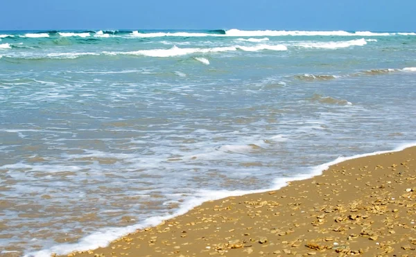 Homokos strand, a tenger a háttérben — Stock Fotó