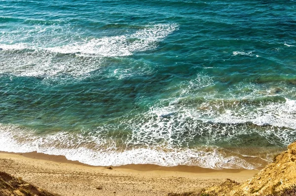 Strand-domb a háttérben a tenger — Stock Fotó