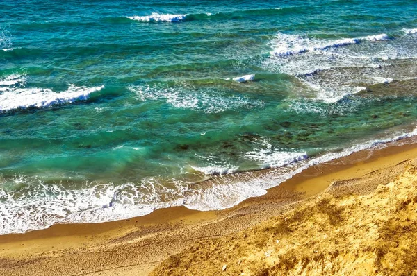 Пляж з пагорбом на фоні моря — стокове фото