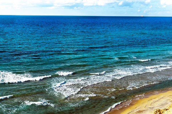 Морський пляж на фоні з блакитним небом — стокове фото