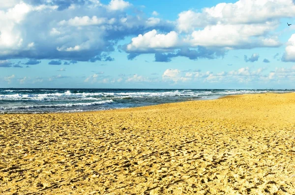 Strand op de achtergrond met blauwe lucht — Stockfoto