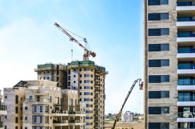 Bir vinç ile çok katlı Konut Binası inşaatı 