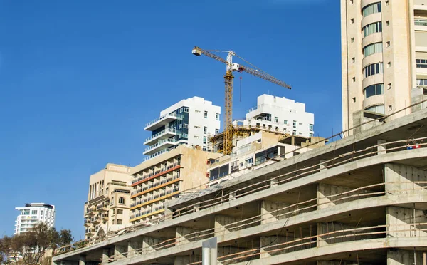 Bouw van meerdere verdiepingen residentieel gebouw met een kraan — Stockfoto
