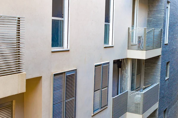 El diseño de un moderno edificio de apartamentos con balcones — Foto de Stock