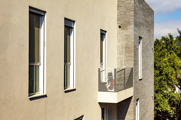 El diseño de un moderno edificio de apartamentos con balcones — Foto de Stock