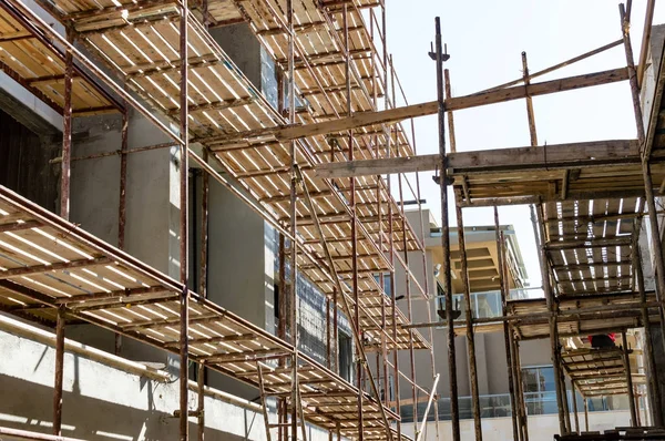 Metal scaffolding with wooden beams — Stock Photo, Image