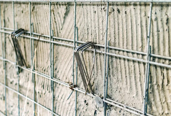 Texture - versterkte metalen gaas op een betonnen wand — Stockfoto