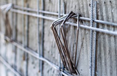 Doku - beton duvarla güçlendirilmiş metal mesh