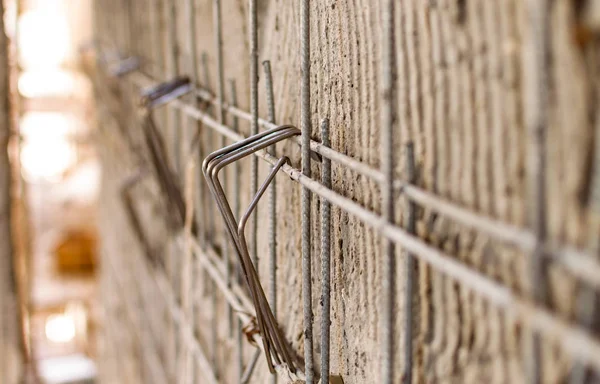 Texture - Treillis métallique renforcé sur un mur en béton — Photo