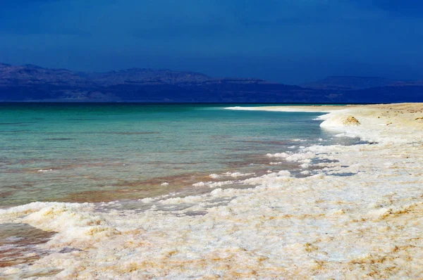 De kust van de dode zee op de de kust van de dode zee — Stockfoto