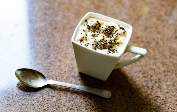 Eine Tasse Joghurt mit Instant-Kaffee bestreut — Stockfoto