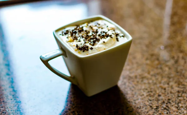 Joghurt mit Kaffee bestreut — Stockfoto
