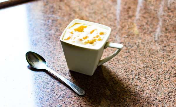 Mandalina yoğurt fincan — Stok fotoğraf