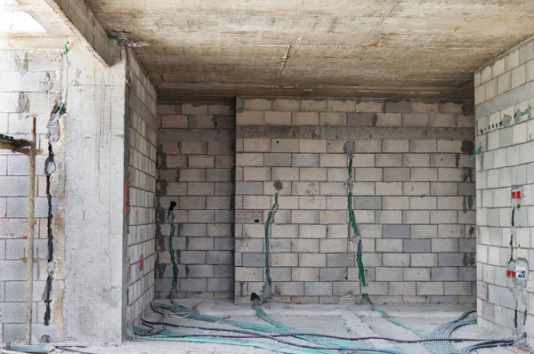 Lägenheter med väggar av tegel- och vattenförsörjning — Stockfoto