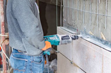 Beton duvara delik Delme işlemi 