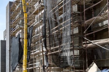 Yüklü iskele ile konut bina 