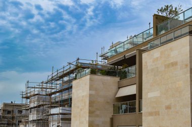 Yüklü iskele ile konut bina 