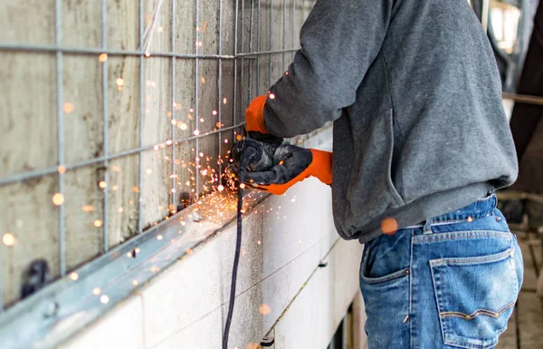 The process of cutting metal angles using angle grinder — Stock Photo, Image