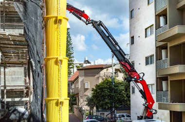 Manipülatör kullanarak yük kaldırma işlemi