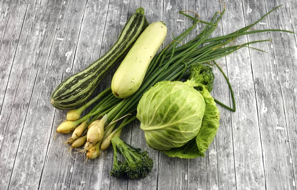 Diferentes verduras verdes frescas —  Fotos de Stock